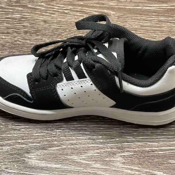 Pair of DC shoes - Picture 6 of 9